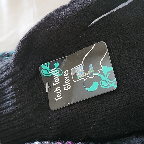 NWT Hat Gloves and Scarf Set - Picture 2 of 5